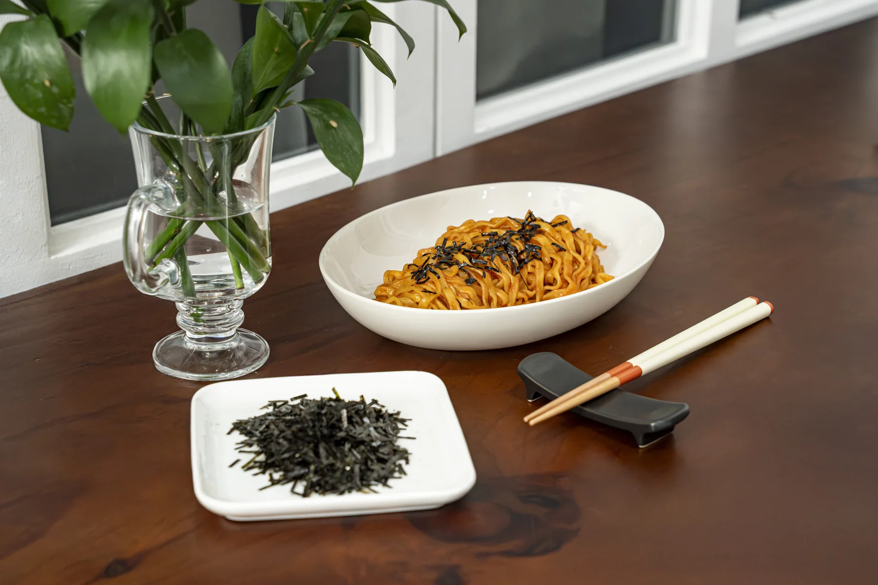 Roasted seaweed flakes served with noodles