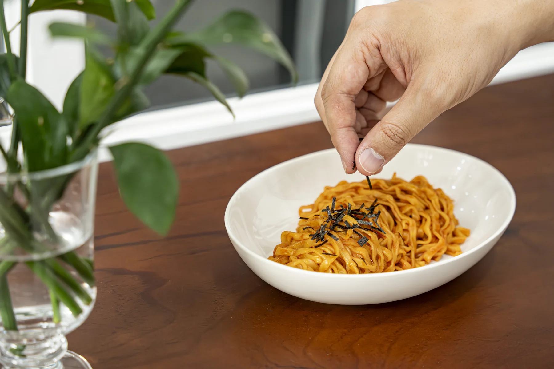 Roasted seaweed flakes serving image 04