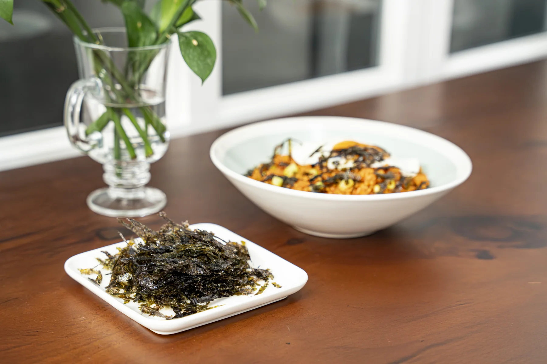 MARUNEA seaweed powder served with a dish
